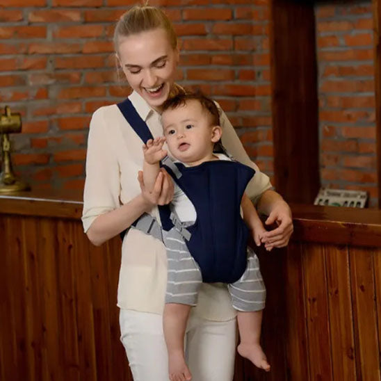 Porte bebe s'amuse avec bebe