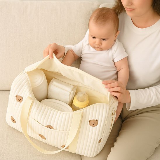 maman avec sac a langer bebe