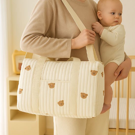 maman porte son bebe avec sac a langer bebe
