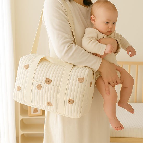 sac a langer bebe sur épaule de maman