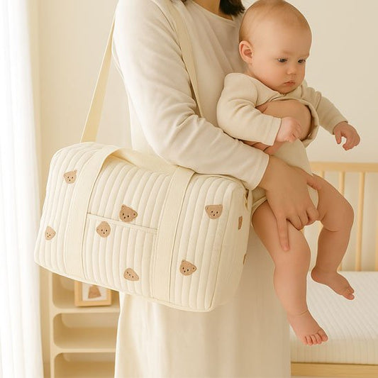 sac a langer bebe sur épaule de maman